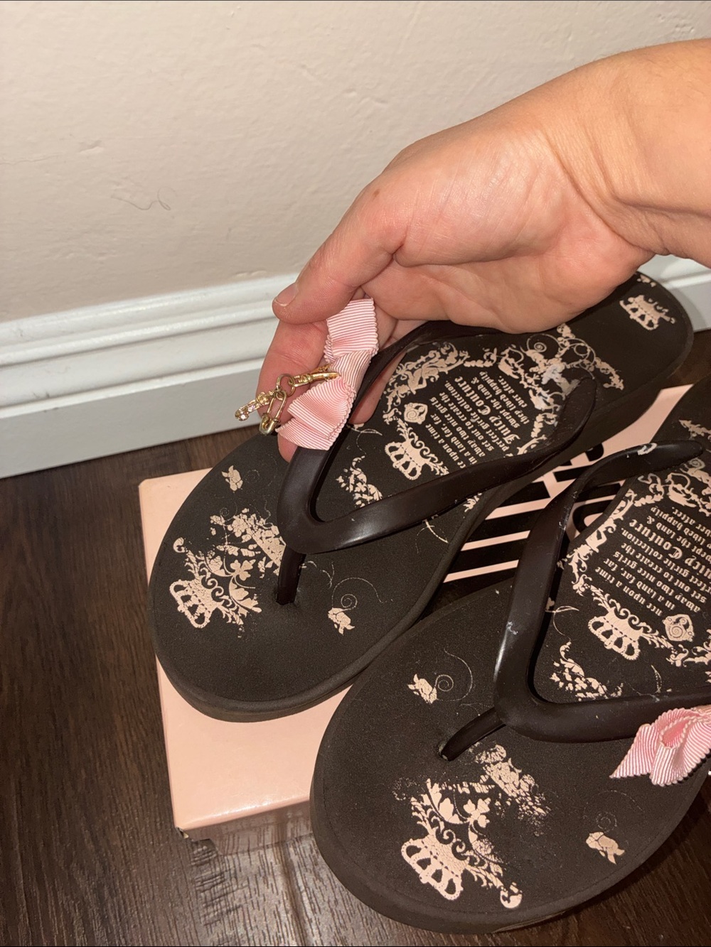Y2K VINTAGE Juicy Couture Brown Flip Flop Wedge Sandals with Pink Bow Charms 8M - Picture 5 of 13